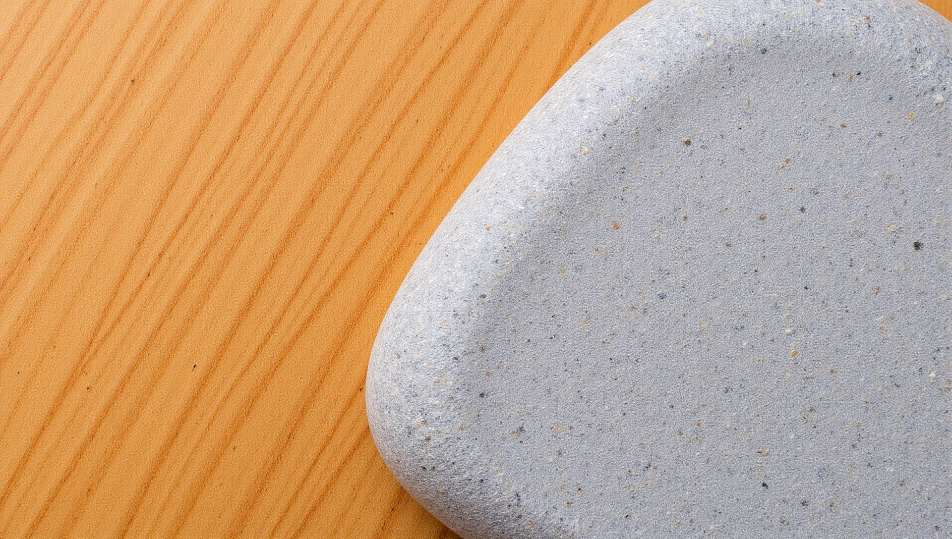 Textura abstractă din lemn și piatră, cu tonuri calde și naturale